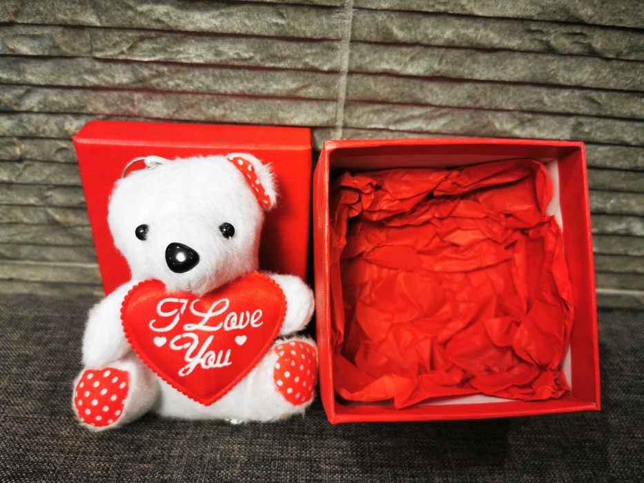 Плюшено мече в червена кутия