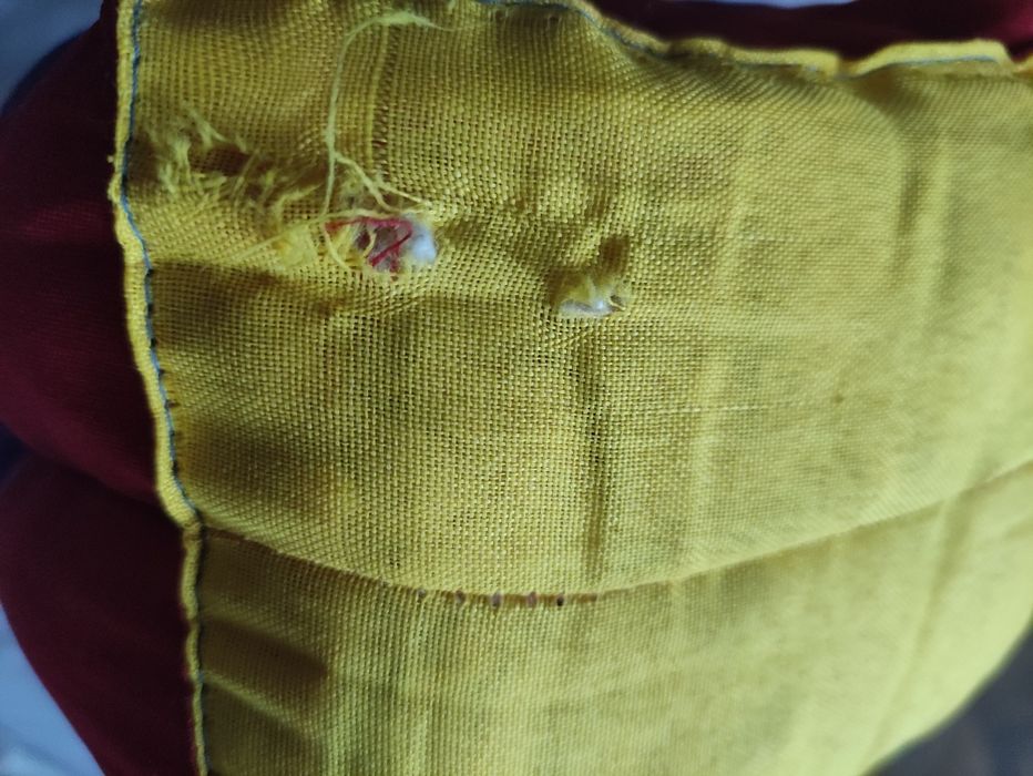 Йога възглавничка в ярки цветове.