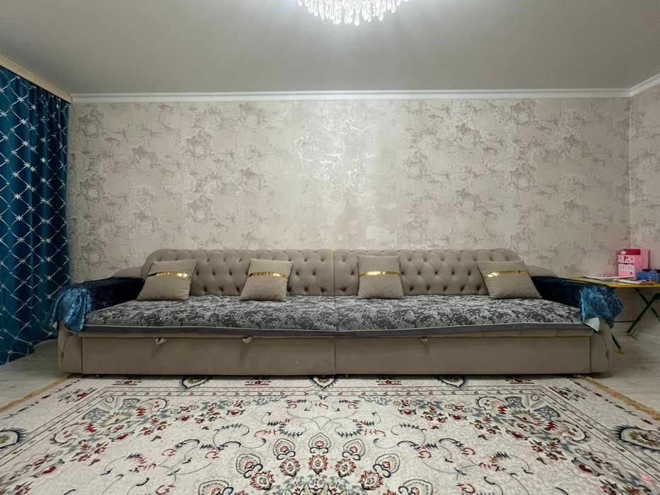 Продается диван. 4 метра