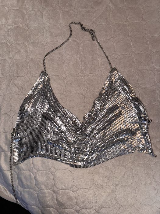 Сребрист топ с гол гръб