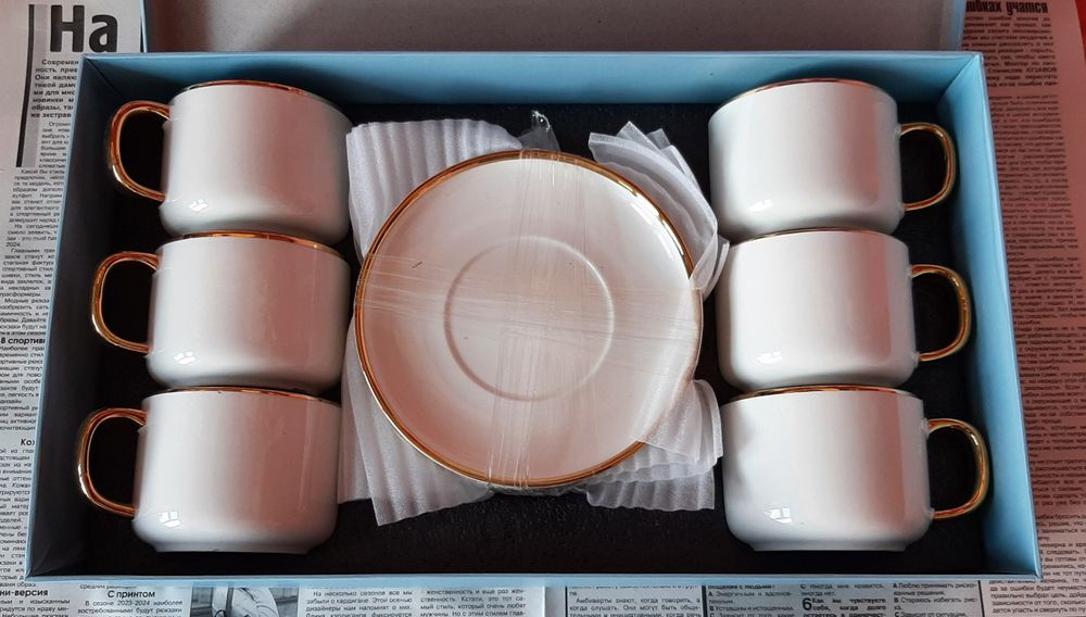 Чайный набор двух цветов и набор Фужеров.