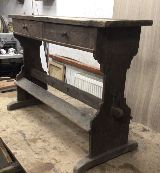 Vitrină de biblioteca Lingel 100de ani.fereastra masa diverse din lemn