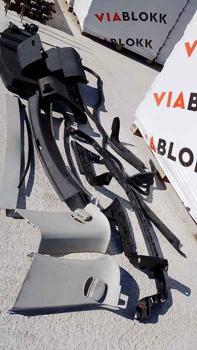 Vând plafon si piese de volzvagen Touran