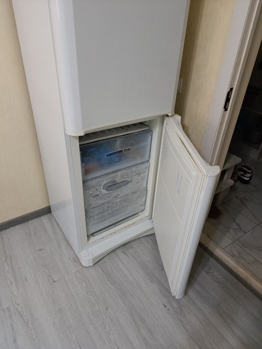 Продаю холодильник индезит