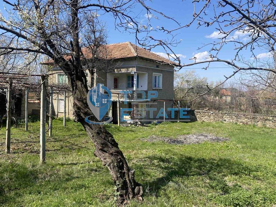 Двуетажна тухлена къща в село Буря, област Габрово