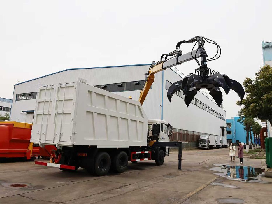 Мусоровоз с грейферным захватом