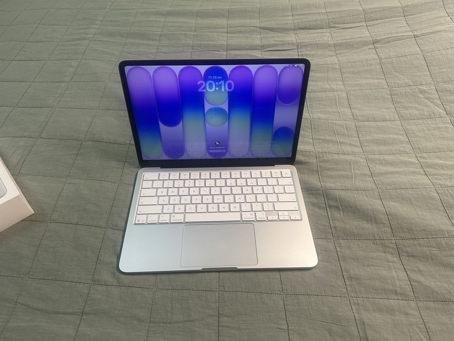 Macbook neo 256 gb , 8 sd