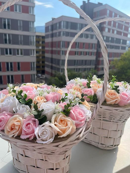 Букети от сапунени рози и изкуствени цветя