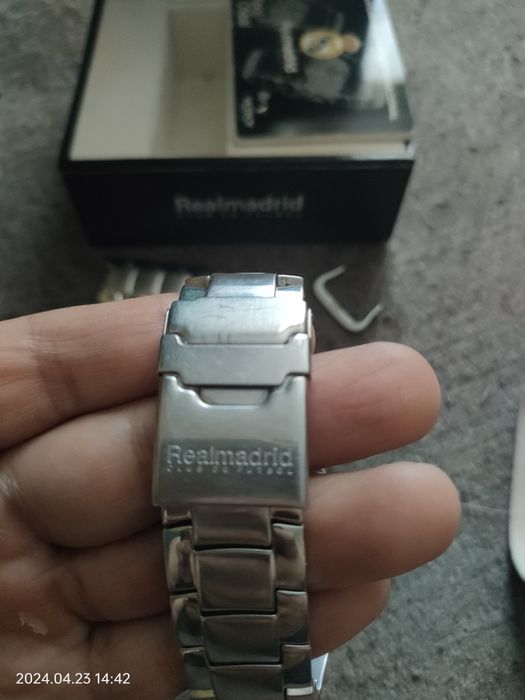 Продам фирменные ручные часы.