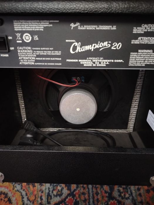 Продам комбоуселитель Fender Champion 20