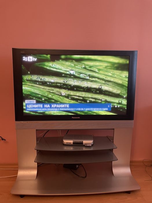 Плосък телевизор Panasonic с вградена маса