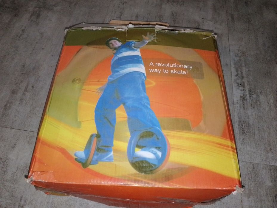 Продавам интересни ролкови кънки