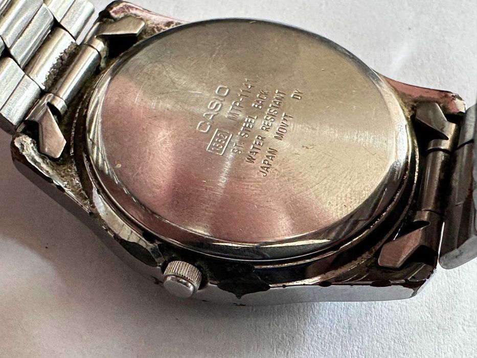 Продавам часовник Casio MTP-1141