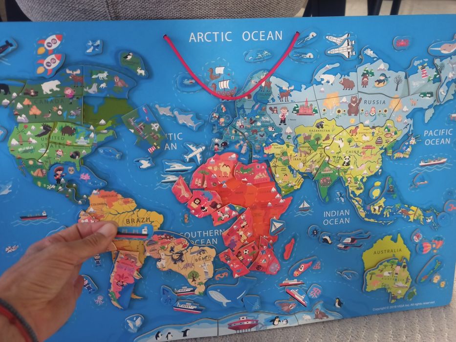 Дървен магнитен пъзел на света