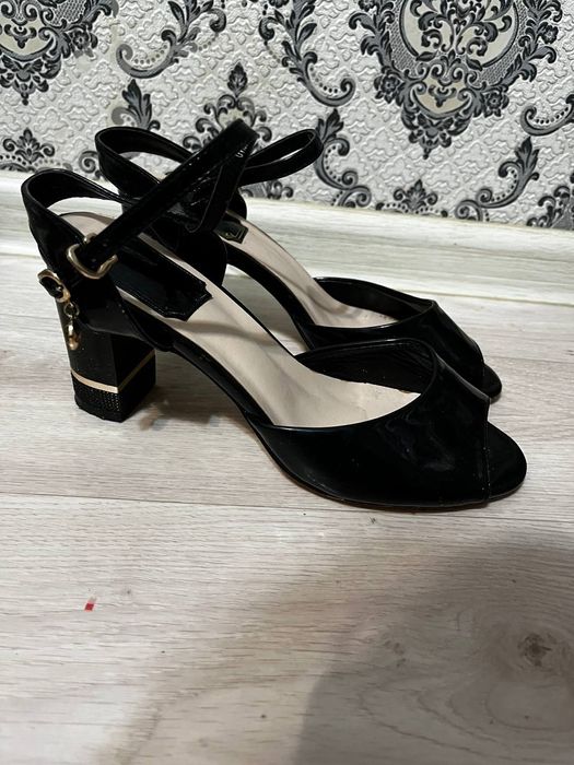 Босоножка черная