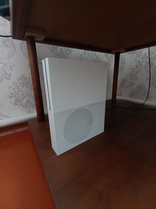 Приставка Xbox one S в отличном состоянии.