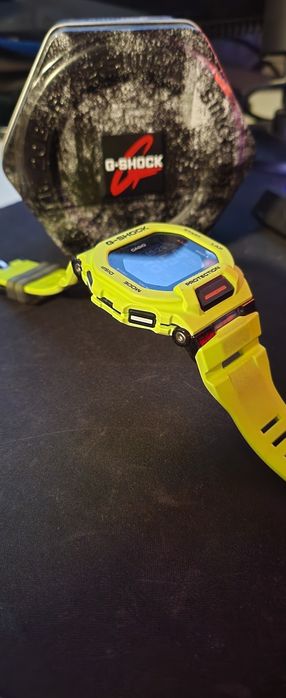 Ceas G Shock Squad neon purtat odată