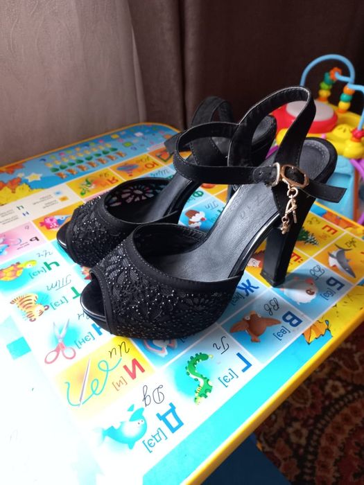 Продам женские туфли