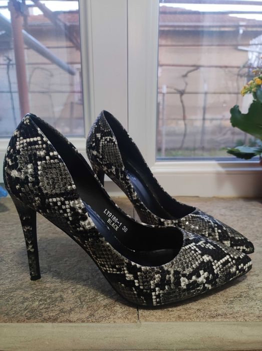 Остри обувки с принт