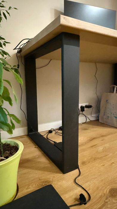 Бюро / Маса / метални крака / плот 70/140