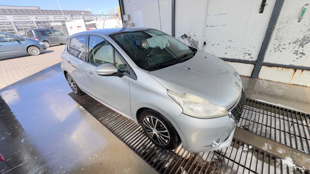 PEUGEOT 208  - 2012