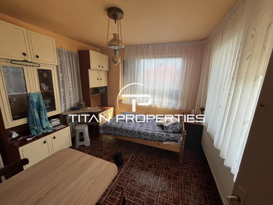 Къща с двор и АКТ 16 в гр. Айтос