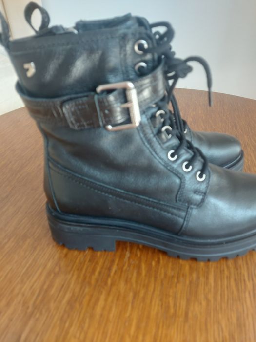 Продам ботинки женские