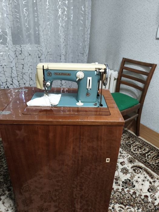 Продам срочно  швейная машина чайка
