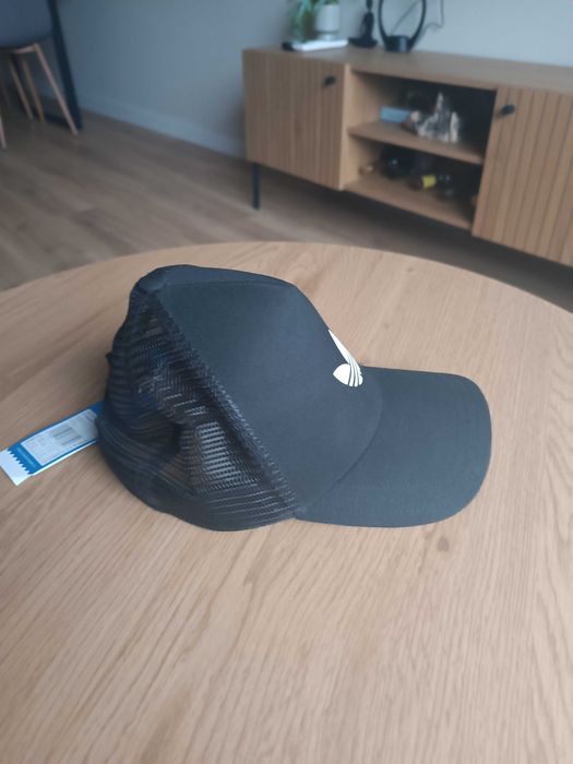 Шапки Adidas и Quiksilver