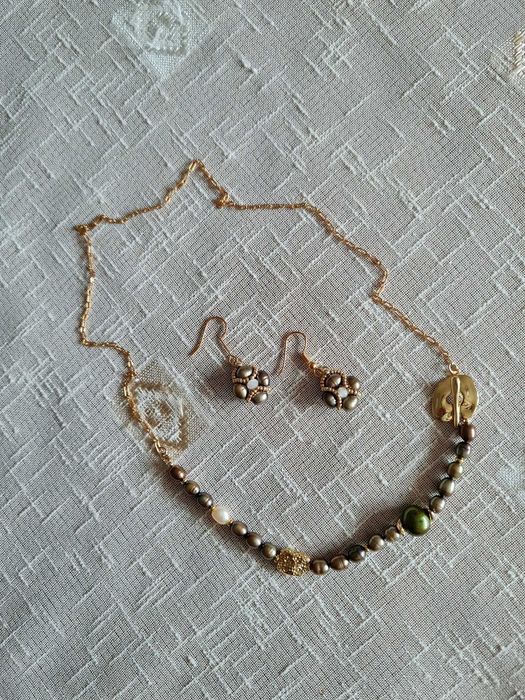 Bijuterii unicat cu perle/pietre semipretioase si accesorii aurite 18K