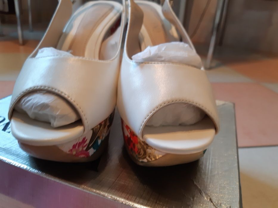 Женские босоножки