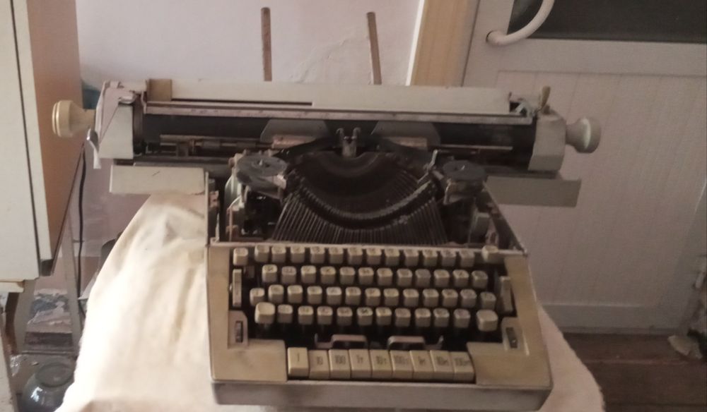 Пишущая механическая машинка