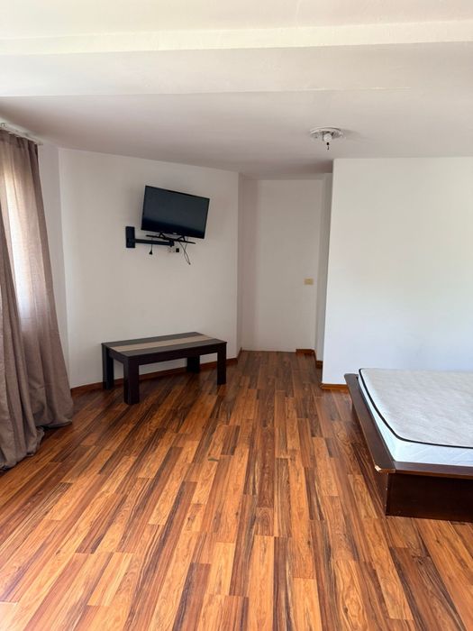 Inchiriez apartamnt intr o vila