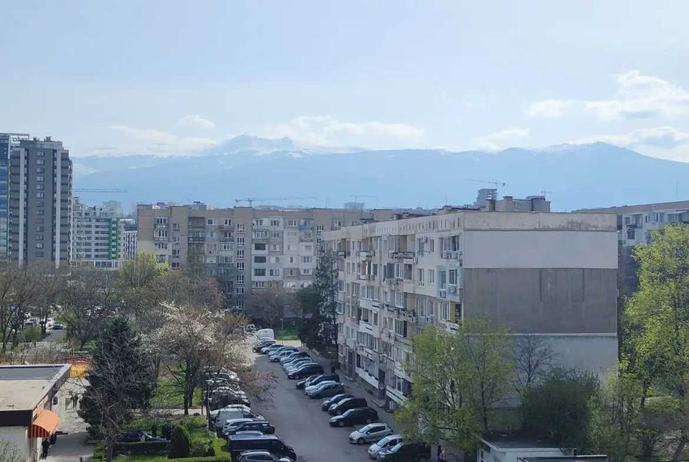 Продава двустаен апартамент в кв. Дружба 1