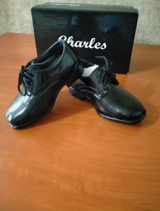 Продам туфли новые на мальчика.