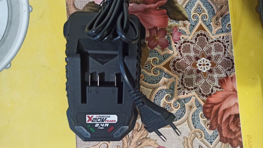 Vând acumulator 12 v și încărcătoare noi