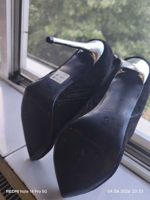 Botine damă negre elegante, toc subțire, detalii metalice marimea 40