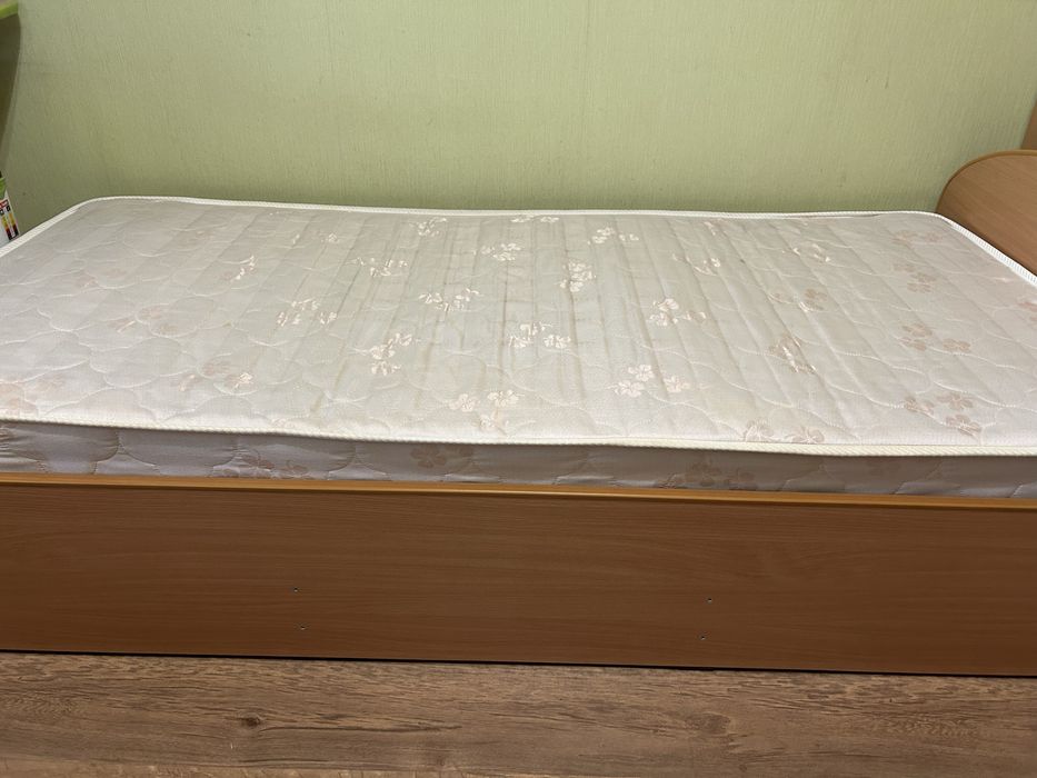 Продам кровать б/у с матрасом