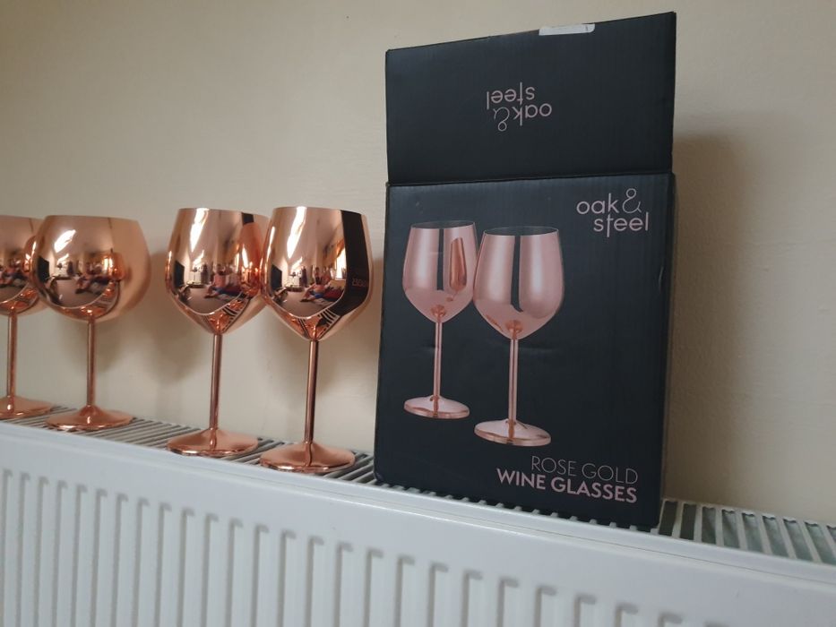 Pahare metal  2 pentru vin 2  pentru gin culoare  auriu rose