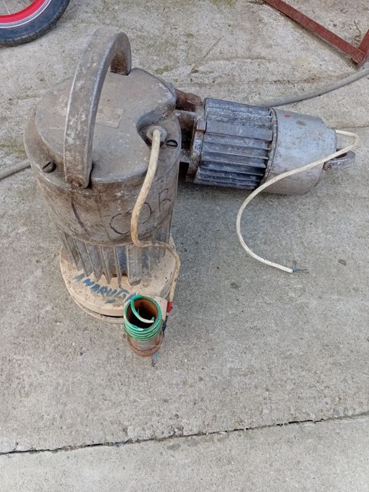 Doua pompe rusesti de apa