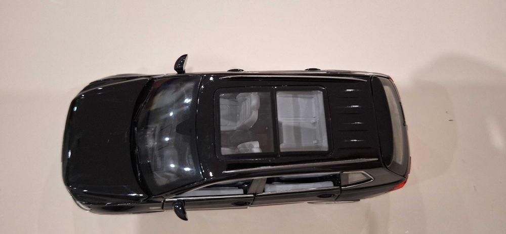 VW Tiguan 1:32 с отваряеми врати, капак, светещи фарове и стопове