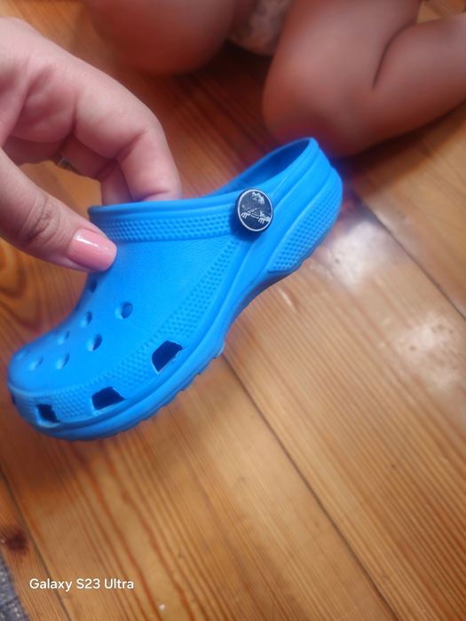 Crocs c8 C9 purtați la gradinita