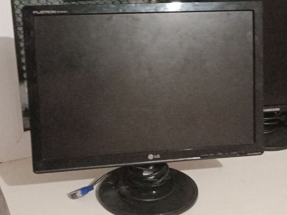 Монитор Б/У на запчасти не рабочие