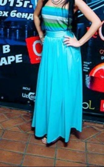 Юбка в пол голубая.