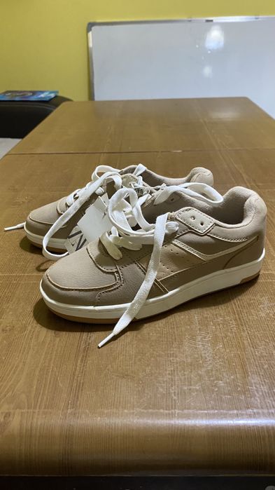 Чисто нови обувки Zara