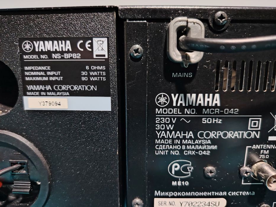 YAMAHA MCR-042  mini sistem audio cu CD, USB, AUX,  IPod, cu boxe originale, fără telecomandă