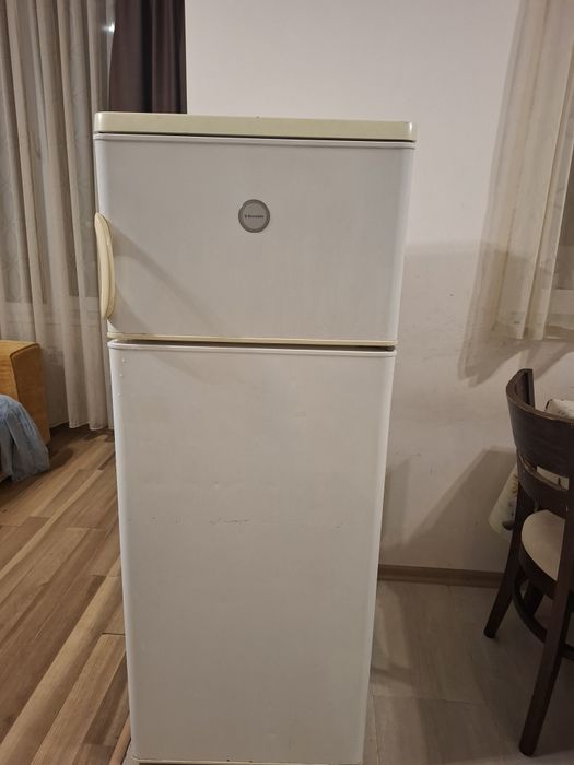 Хладилник с фризер Electrolux – работещ, компактен
