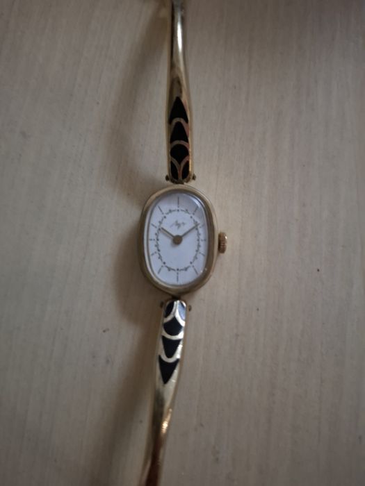 Продам женские наручные часы Луч