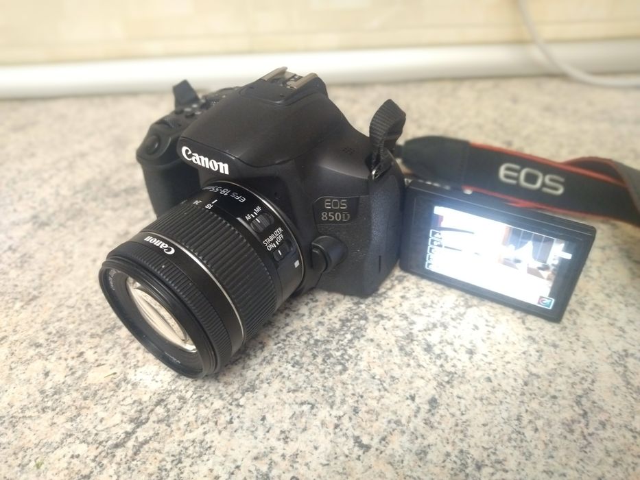 Canon EOS 850d kit.