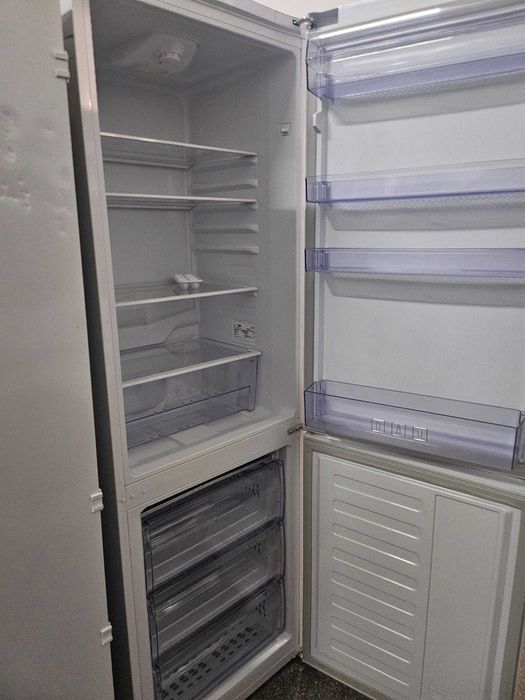 Frigider Beko RCSA330K30WN  300l ,185 cm Iluminare LED No Frost alb perlat !